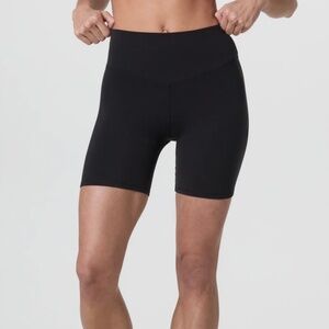 Vuori AllTheForm Shorts 6" inseam in Black, S